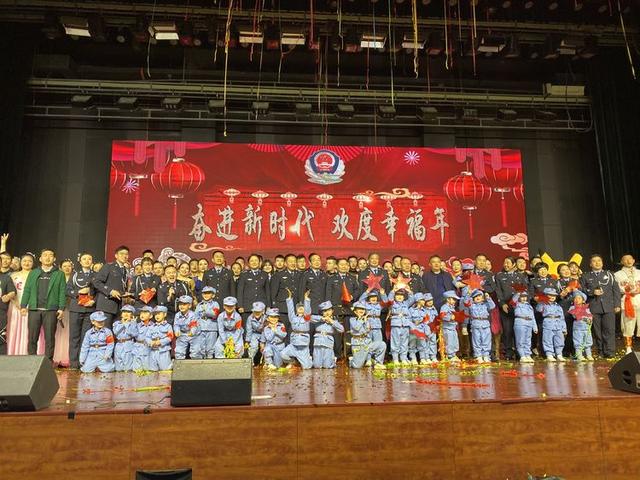 西咸公安秦汉分局举办新年文艺汇演